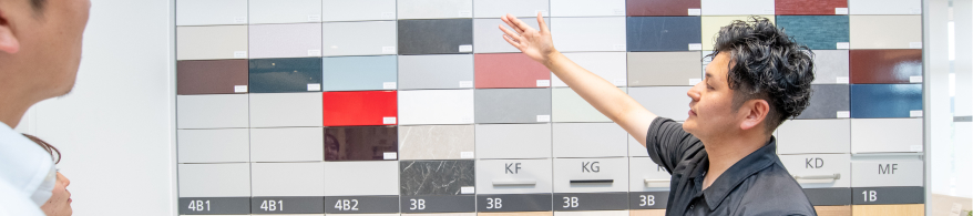 ショールームで色板を選んでいるところ