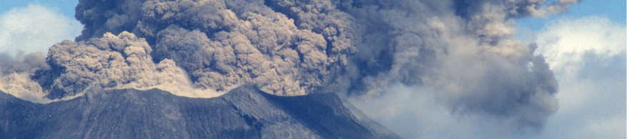 噴火して煙が上がっている山