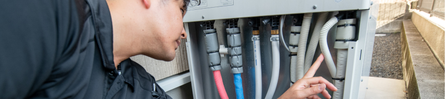 給湯器の配管を点検している様子