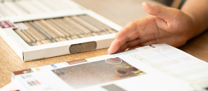 カタログを見ている人の手元