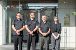 スタッフ4人が並んで立っている