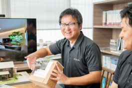 お客様にご案内中の様子