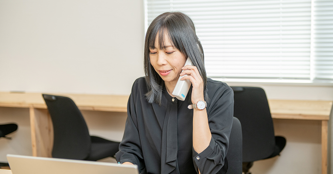 電話対応するスタッフ