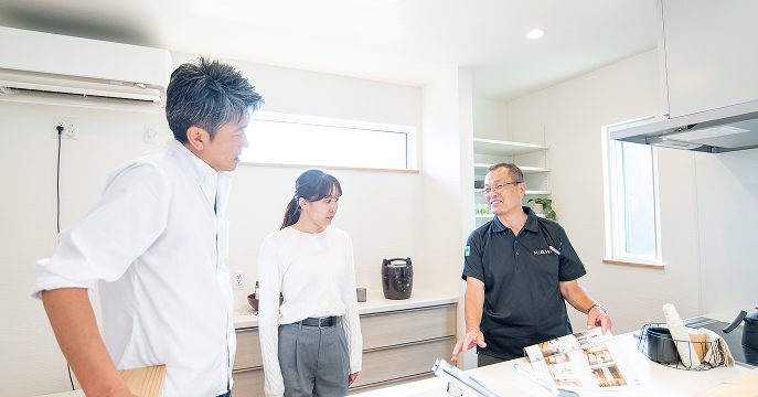 自宅でお客様と現地調査をしている様子