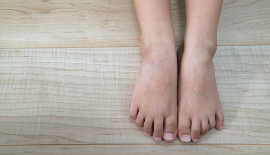 冷たいフローリング