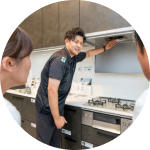 キッチンで設備の説明をしている様子