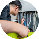 給湯器の配管を点検している様子