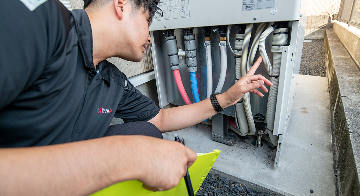 給湯器の配管をチェックしているところ