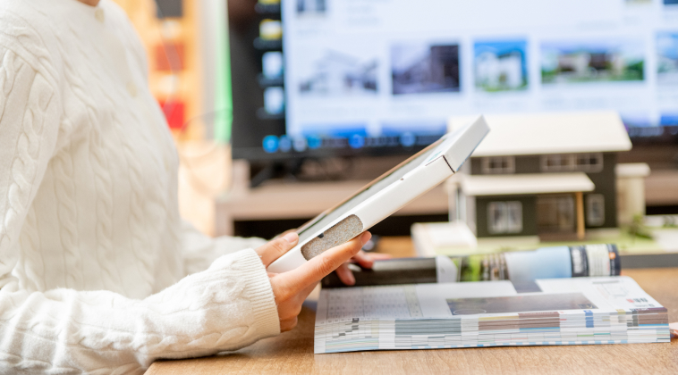 サンプルを確認している様子