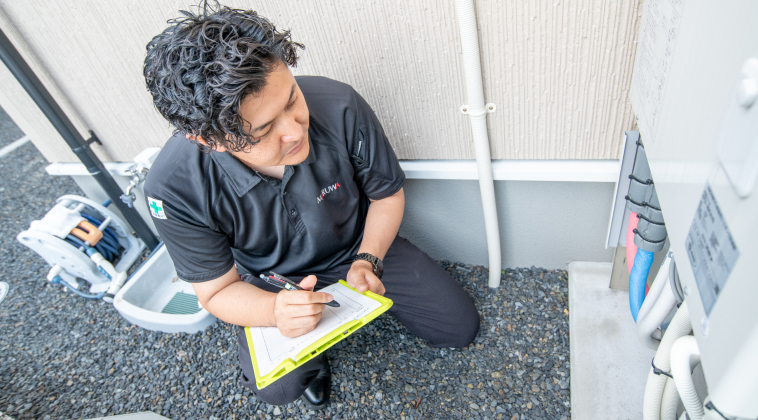 給湯器の配管をチェックしている様子