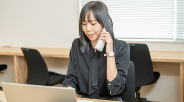 電話対応をするスタッフ