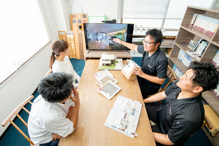 ショールームでお客様と打ち合わせ中の様子